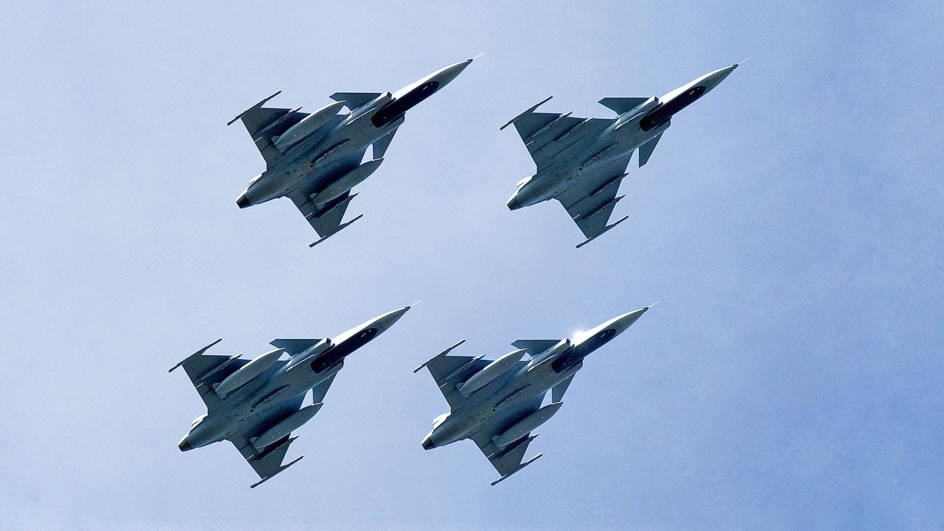 国内足球产业链“人才+设备+场馆”融合发展格局形成,足球产业主要经营内容