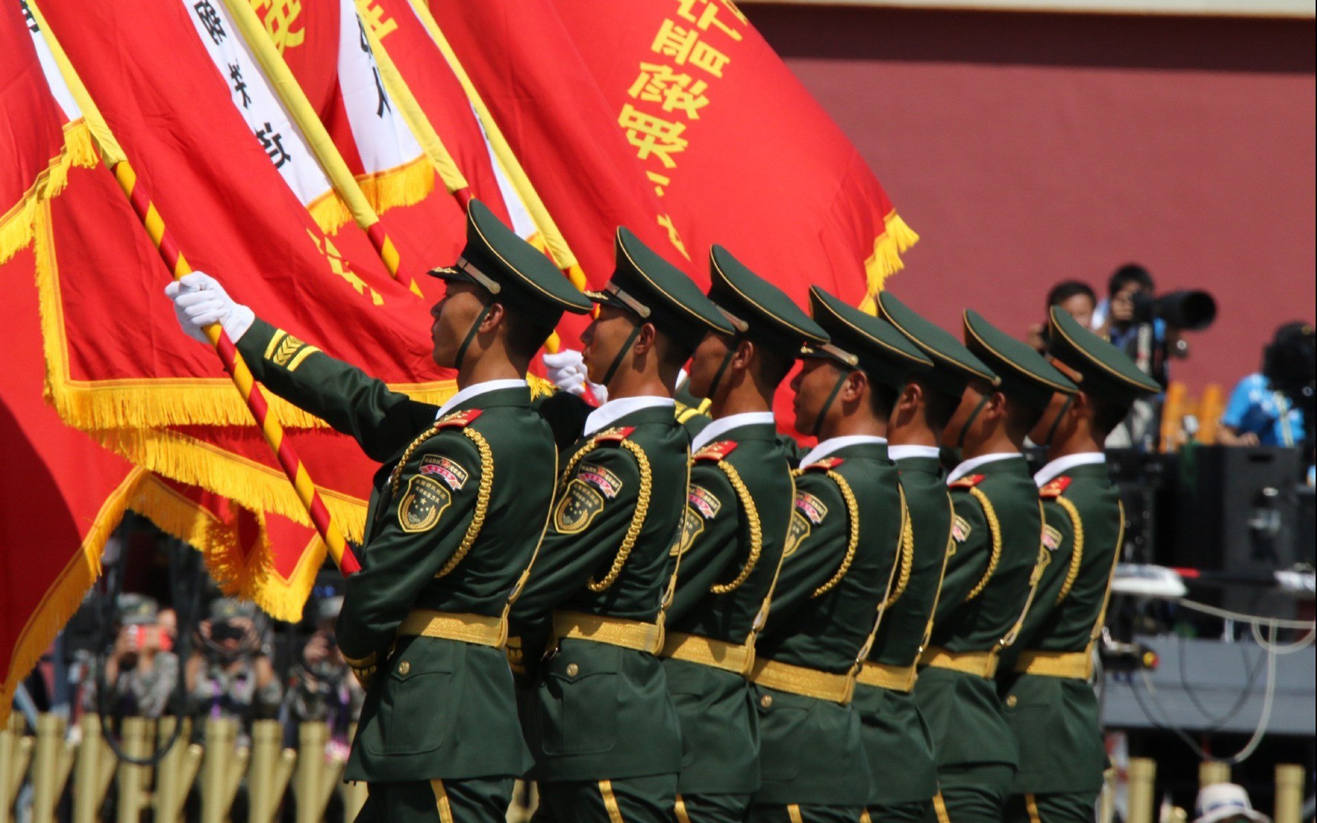 英格兰马术队在巴黎奥运会盛装舞步比赛中获得第八名，展现出色表现。