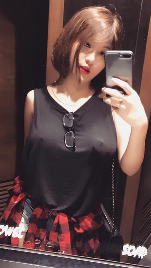 赛事精彩抢眼，球员飒爽英姿博得观众喝彩，球场飒爽的英姿