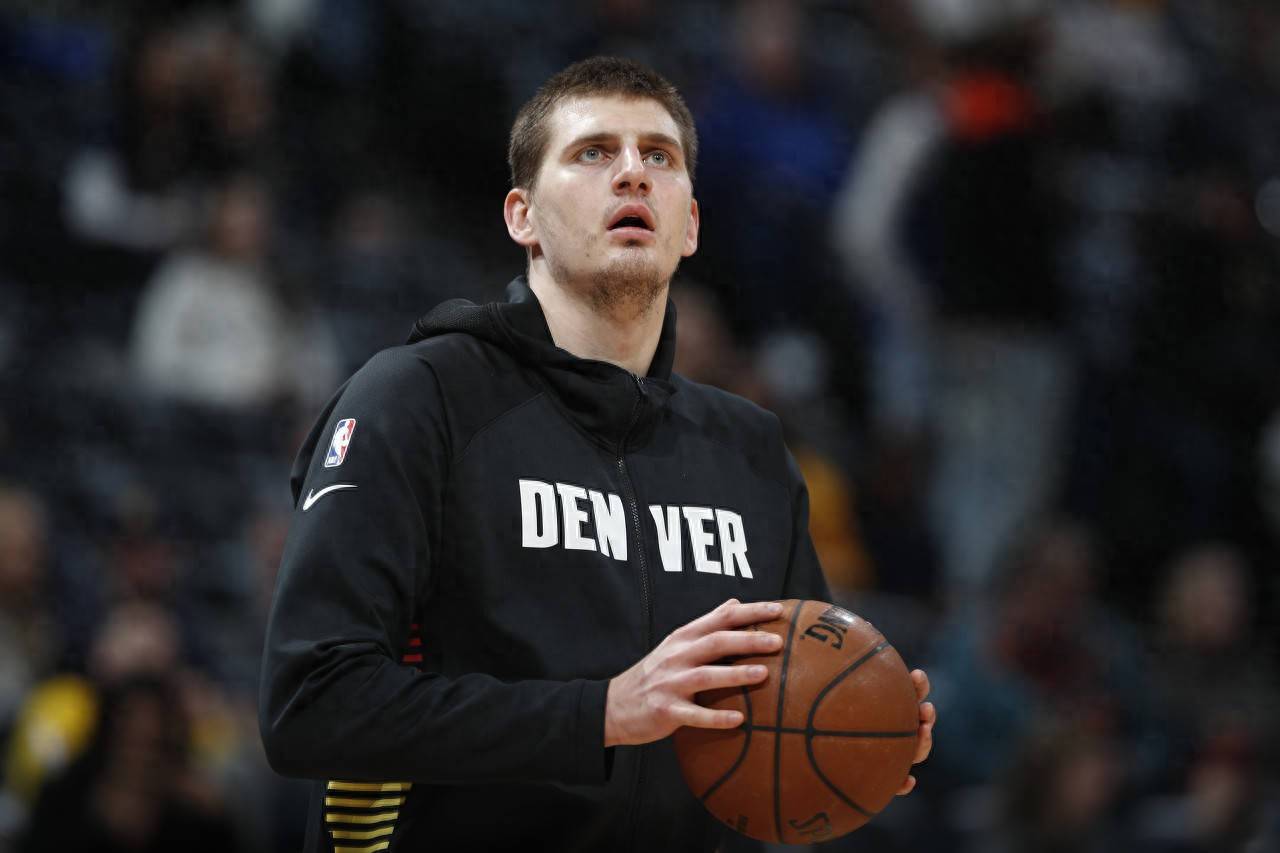 bsports体育:掘金队约基奇：如何继续统治比赛，保持统治力，带领球队前进，卫冕总冠军，成为篮球界的传奇人物，影响更多人？的简单介绍