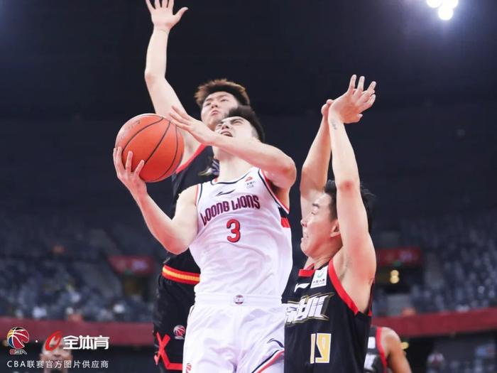 B体育官方网址：CBA球员，高强度比赛是否会对他们的身体造成不可逆的损伤？的简单介绍