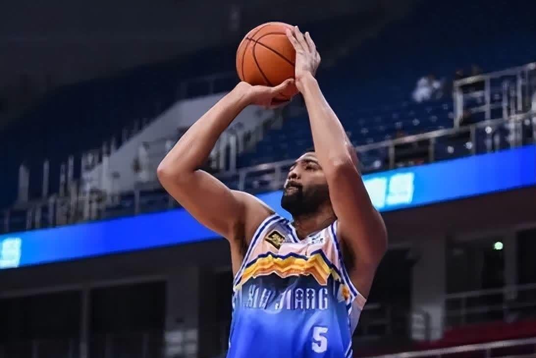 B体育官方网址：CBA球员，高强度比赛是否会对他们的身体造成不可逆的损伤？的简单介绍