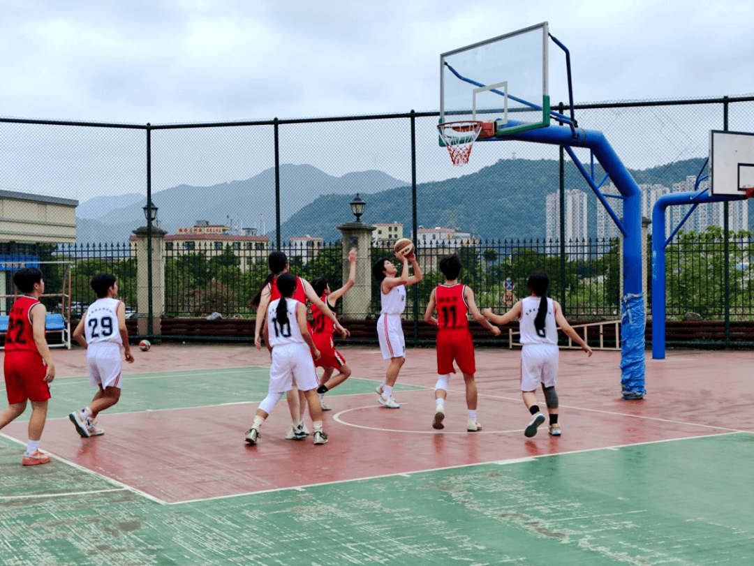 包含B体育官方网址：校园篮球联赛精彩落幕，青春活力闪耀赛场的词条