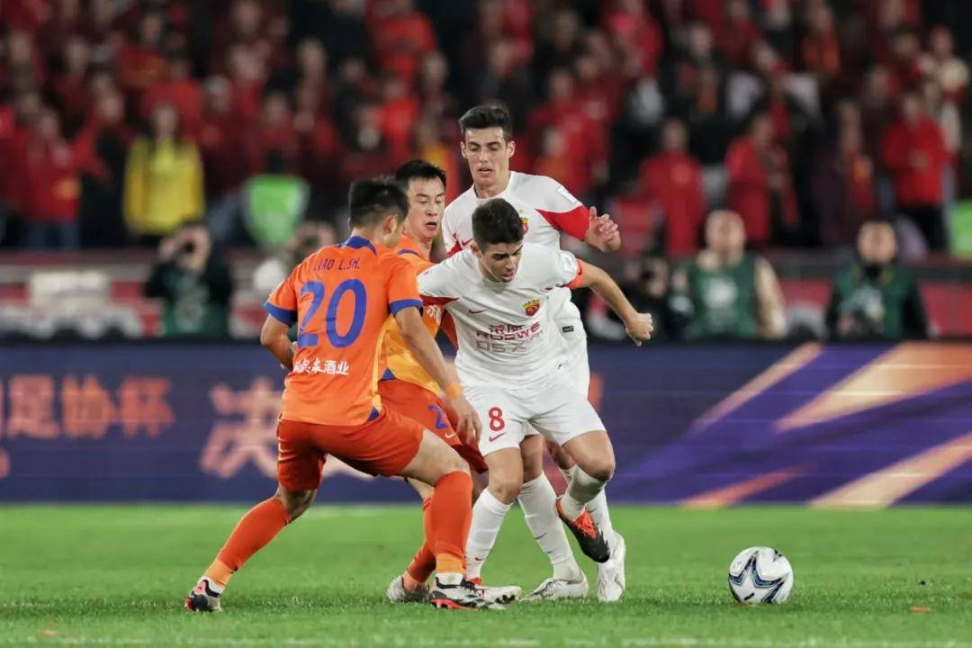 包含B体育平台:上海海港队引援策略分析：内外援结合，打造冠军阵容的词条