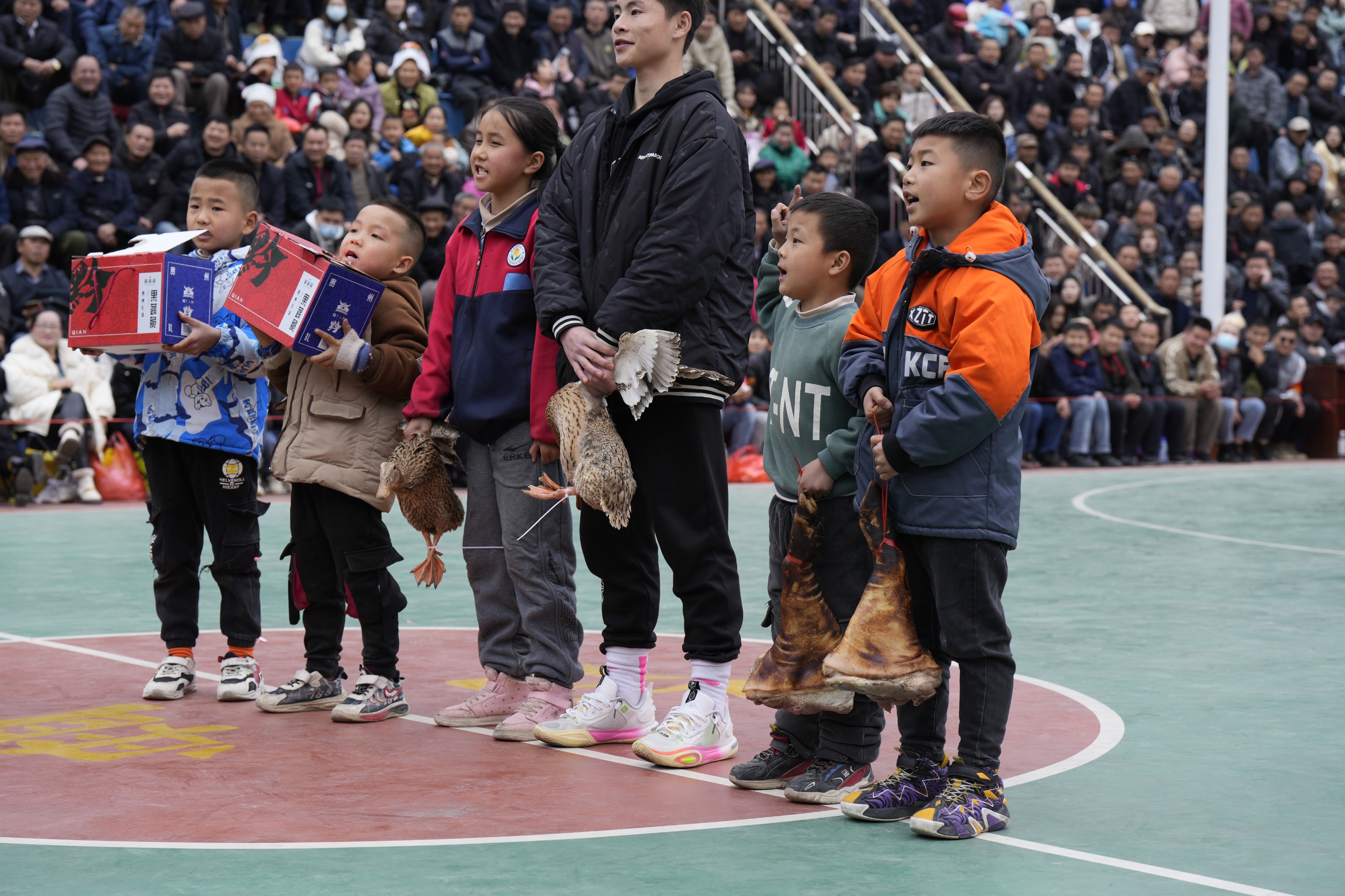 关于B体育官方网址：篮球公益，捐赠篮球器材真的能改变乡村孩子的命运吗？的信息