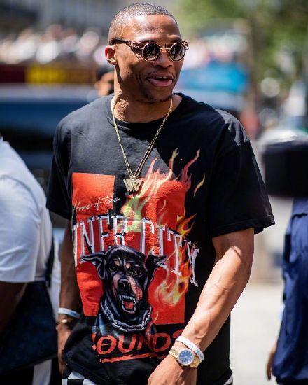 包含bsports体育:NBA球星的时尚穿搭：如何引领潮流，展现个性？的词条